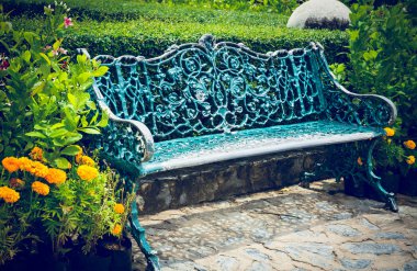 Güzel Tay park mavi metal tezgah