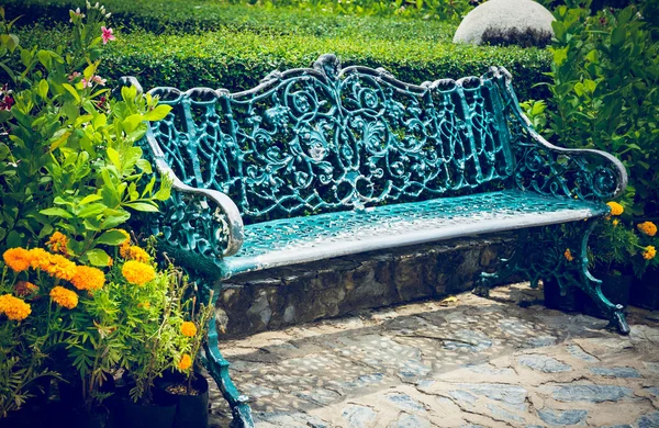 美しいタイの公園で青い金属のベンチ — ストック写真