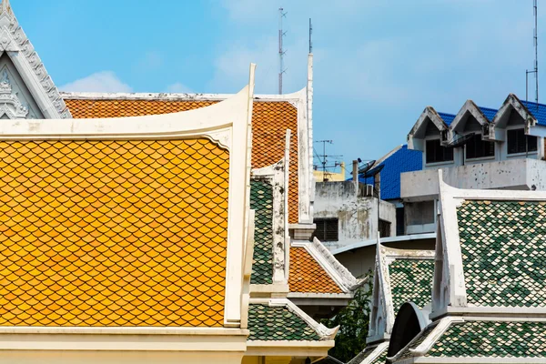 Vue des toits orientaux colorés du temple Wat Traimit Bangk — Photo