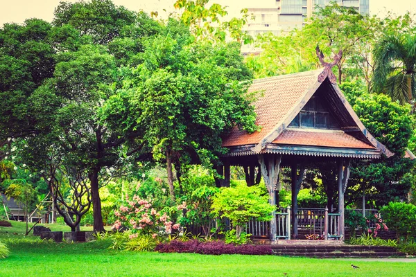 Grand pavillon de style champêtre asiatique en bois dans le beau jardin — Photo