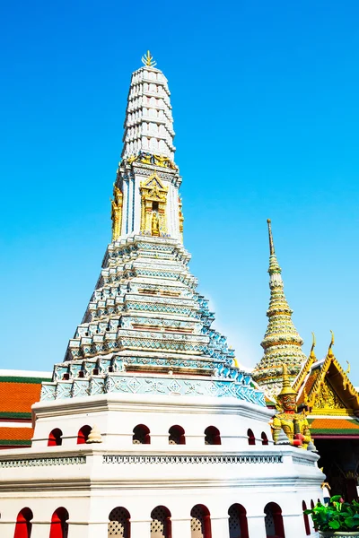 Linda Stupa. Temple Wat Pho em Bangkok, Tailândia. Selectivo — Fotografia de Stock