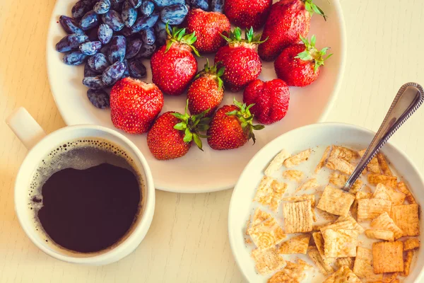 Zdravá snídaně. Kukuřičné lupínky s zralé červené jahody, modré ho — Stock fotografie