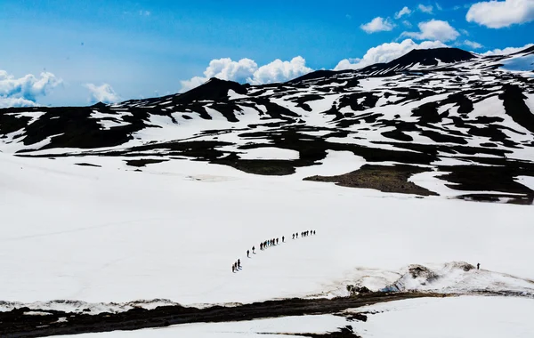 Senderismo en Kamchatka: grupo de excursionistas con mochila va en mounta — Foto de Stock