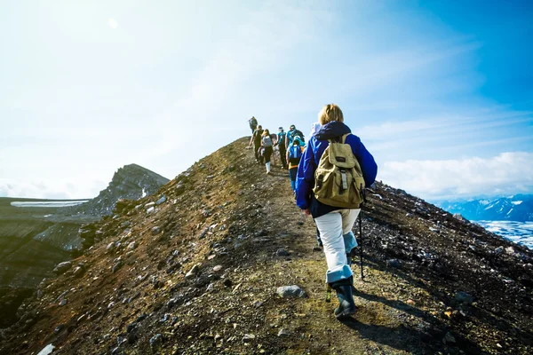 Kamçatka üzerinde hiking: uzun yürüyüşe çıkan kimse sırt çantası ile grup gider mounta içinde
