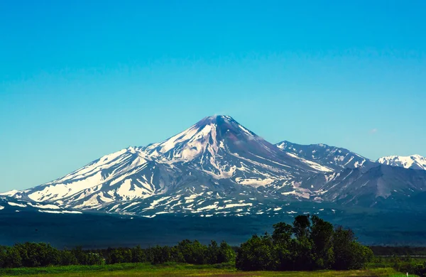 Volcán Koryaksky en la península de Kamchatka, Rusia — Foto de Stock