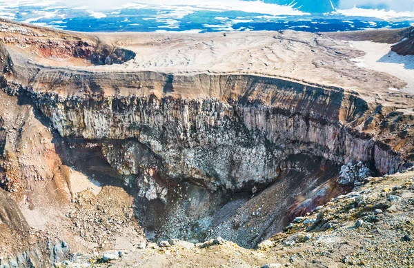 Cráter del volcán Goreliy en Kamchatka, Rusia — Foto de Stock