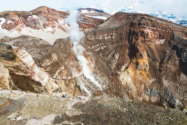 Fumarole. Aktif yanardağ Goreliy Kamçatka, Rusya. 