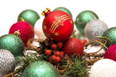 Yeni yıl kompozisyon kırmızı topu ve köknar dalı ile