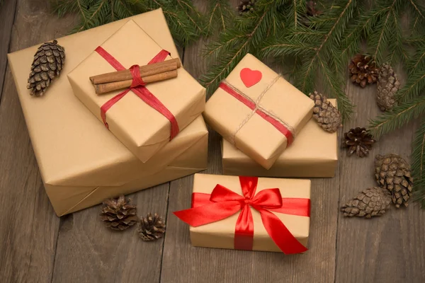 Composición navideña con regalos sobre fondo de madera —  Fotos de Stock