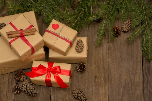 Composición navideña con regalos, cinta roja, abeto y pi —  Fotos de Stock