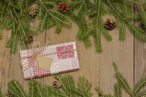 Composición navideña con regalo rosa sobre fondo de madera —  Fotos de Stock
