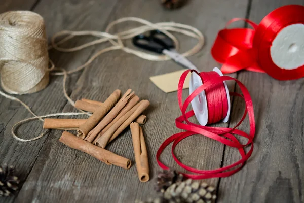 Preparación de regalos de embalaje, accesorios en escritorio de madera — Foto de Stock