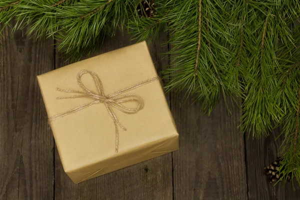 Composição de Natal com presente e abeto em backgr de madeira — Fotografia de Stock