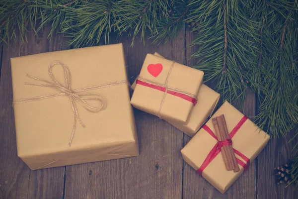 Composição de Natal com quatro presentes e abeto em madeira — Fotografia de Stock