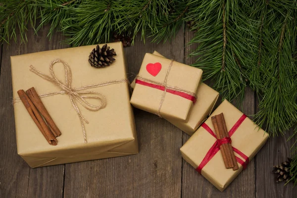 Composición navideña con cuatro regalos sobre fondo de madera en —  Fotos de Stock