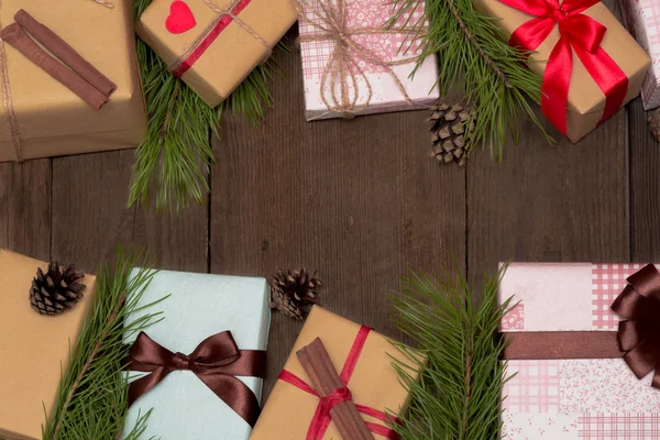 Weihnachtskomposition mit neun Geschenken, Tanne und Tannenzapfen — Stockfoto