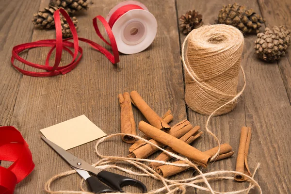 Preparación de regalos de embalaje, accesorios en escritorio de madera — Foto de Stock