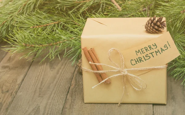 Regalo de Navidad con tarjeta de felicitación "Feliz Navidad", abeto —  Fotos de Stock