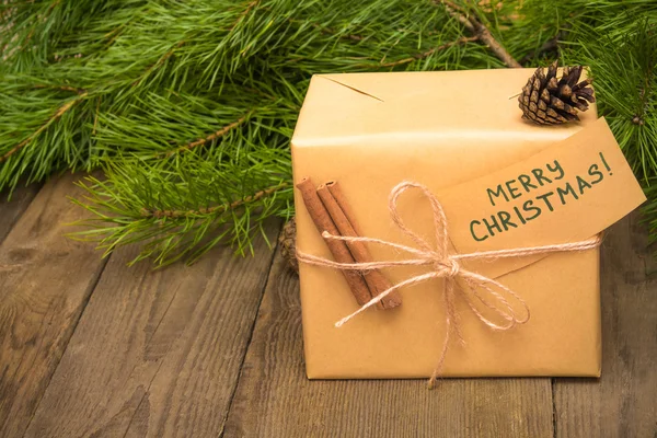 Presente de Natal com cartão de saudação "Feliz Natal", abeto — Fotografia de Stock