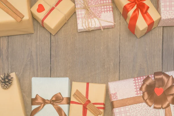 Noel kartı hediye ile köknar ağacı, çam kozalakları ahşap üzerinde 