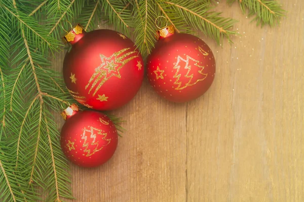 Noel kartı köknar ağacı ve Noel ile ahşap b kırmızı topları