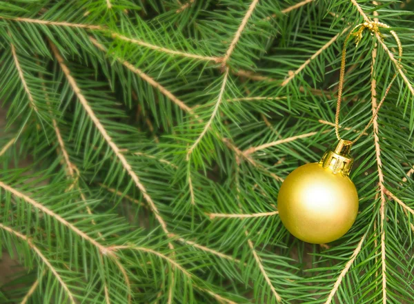 Різдвяна листівка з ялинкою та різдвяним м'ячем — стокове фото