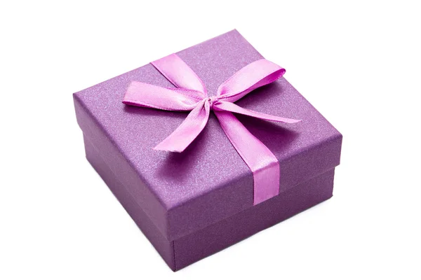 Coffret cadeau violet avec ruban isolé sur fond blanc — Photo