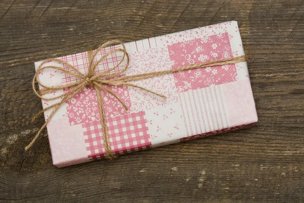 Scatola regalo rosa su sfondo di legno — Foto Stock