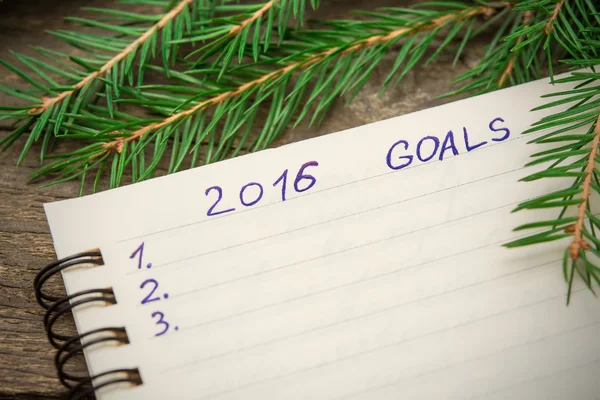 Yıl 2016 ahşap arka plan üzerinde gol ile defter