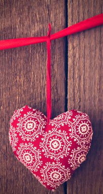Sevgiliye arka plan ile el yapımı oyuncak kalp ahşap arka