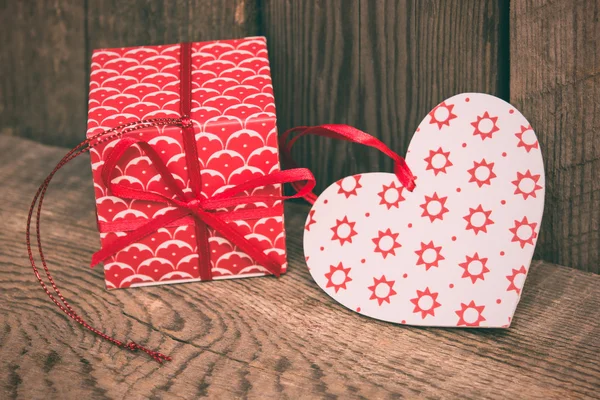 Tło Walentynki prezent pole i czerwonym sercem na drewniane — Zdjęcie stockowe