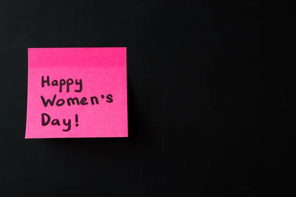 Szczęśliwego dnia kobiet. Różowy naklejki na czarnej tablicy — Zdjęcie stockowe
