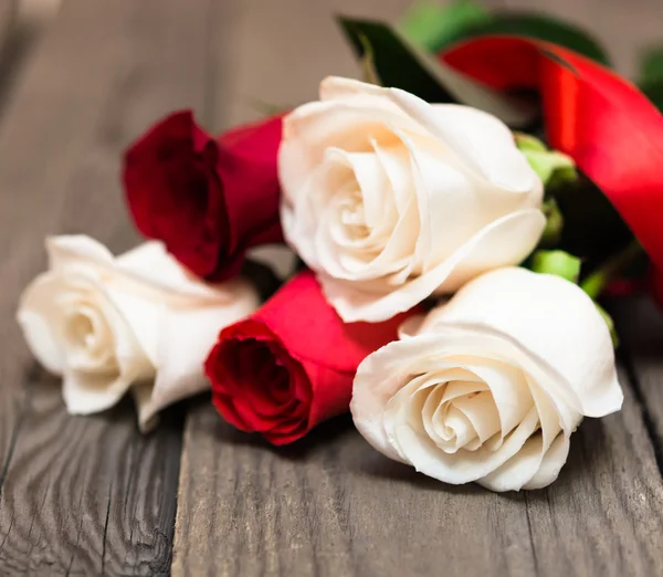 Red and white roses on a dark wooden background. Women' s day, V — Stok fotoğraf