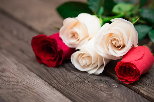 Red and white roses on a dark wooden background. Women' s day, V — Stok fotoğraf