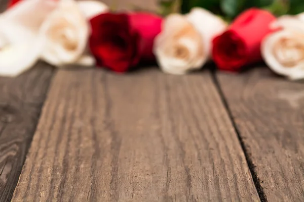 Дерев'яний фон з червоними і білими блакитними трояндами. Жіночий день , — стокове фото