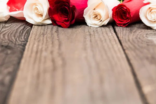 Rosas vermelhas e brancas sobre fundo de madeira. Dia das mulheres, Valentin — Fotografia de Stock