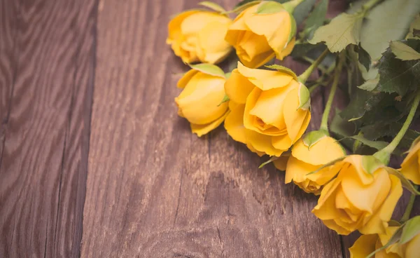 Rosas amarelas em um fundo de madeira. Dia das mulheres, Valentines Da — Fotografia de Stock