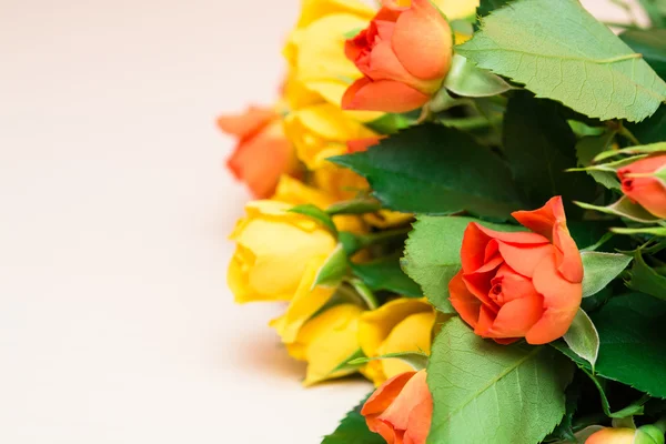 Rosas amarelas e laranja em um fundo de madeira leve. Mulheres 's d — Fotografia de Stock