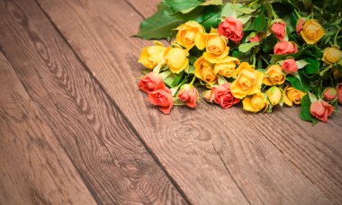 Ahşap bir zemin üzerine sarı ve kırmızı güller. Kadınlar ' s gün, Valen