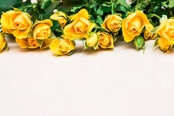 Gula rosor på en trä bakgrund. Kvinnor "s dag, Valenti — Stockfoto