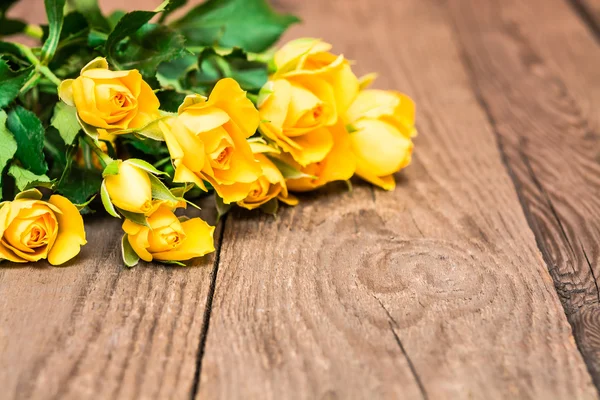 Rosas amarelas em um fundo de madeira. Dia das mulheres, Valentines Da — Fotografia de Stock