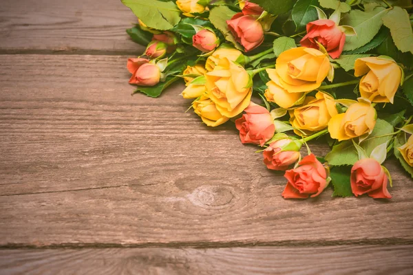 Rosas amarelas e vermelhas sobre um fundo de madeira. Dia das mulheres, Valen — Fotografia de Stock