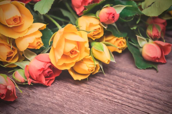 Yellow and red roses on a wooden background. Women' s day, Valen — Stock Photo, Image