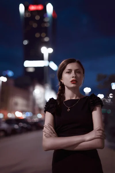 Sexy jonge schoonheid poseren over nacht stad achtergrond — Stockfoto