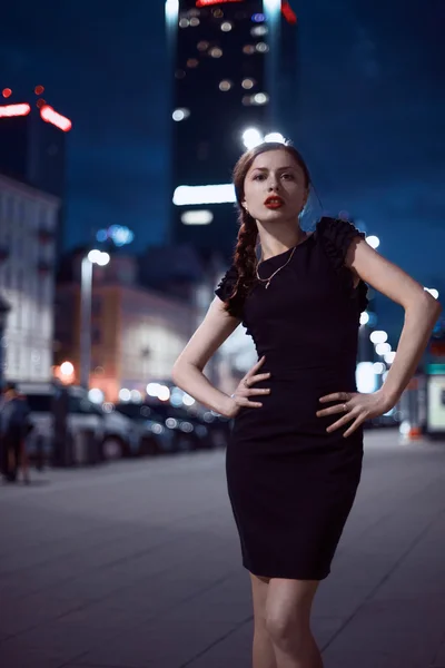Sexy jonge schoonheid poseren over nacht stad achtergrond — Stockfoto