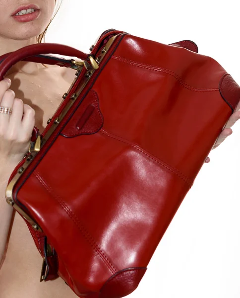 Frau mit roter Handtasche in der Hand — Stockfoto