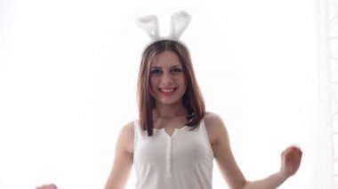 Beyaz Paskalya tavşan kız