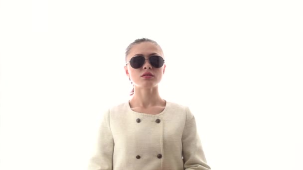 Frau nimmt Sonnenbrille ab — Stockvideo