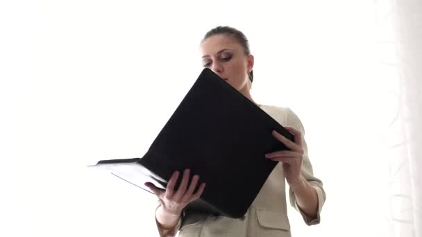 Business woman looking a folder — Stock Video