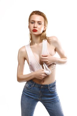 Genç sarışın kot pantolon ve beyaz gömlek üstsüz seksi